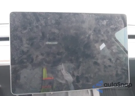 2024 Tesla Model Y Long Range Dual Motor All-Wheel Drive z USA, uszkodzony, nr VIN 7SAYGDEE5RF206099